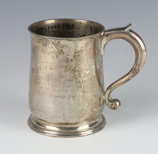 A Georgian design silver mug with S scroll handle and presentation inscription, London 1935, 468 grams, 11.5cm 