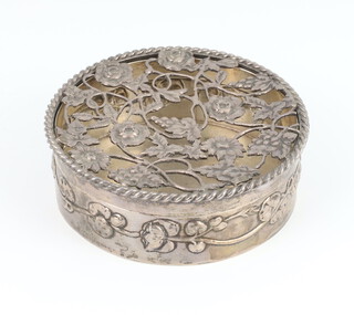An Edwardian circular silver box with pierced floral lid, London 1907 8cm, 84 grams 
