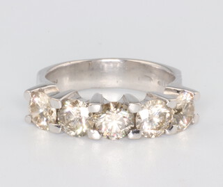 An 18ct white gold 5 stone diamond ring approx. 2.5ct, 7.6 grams, SI2 colour H/J 