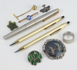 A yellow metal gem set bar brooch, minor jewellery and pens 