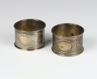 A pair of 800 standard napkin rings engraved with flowers 42 grams 
