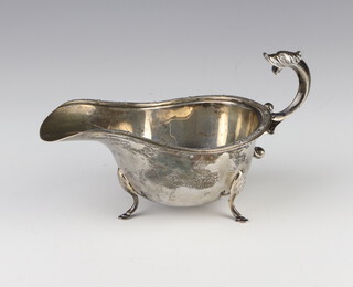 A silver sauce boat with serpent handle and pad feet, Birmingham 1972, 186 grams 