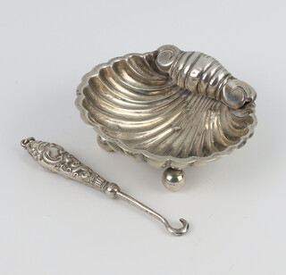 An Edwardian silver shell shaped dish Birmingham 1901 and a miniature button hook, gross 18 grams 