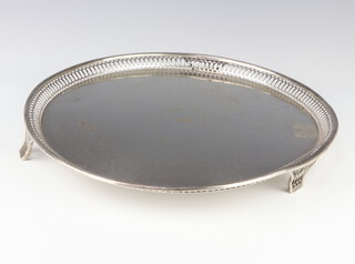 A George V circular silver salver pierced rim and pierced feet, London 1910, 980 grams 