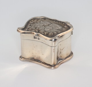 An Edwardian silver trinket box decorated with Reynolds angels, Birmingham 1904, 5cm, 54 grams 