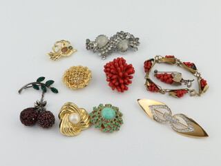A paste set brooch and other costume jewellery 