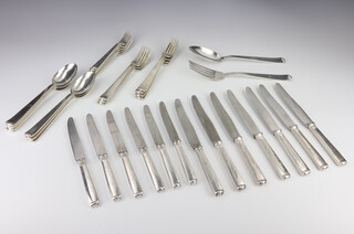 A set of 800 standard cutlery comprising 7 table forks, 6 dessert forks, 7 tablespoons, a serving spoon and fork 1700 grams 