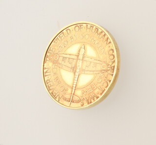 An 18ct yellow gold commemorative medallion, 25 Years of The Battle of Britain, 8.2 grams 