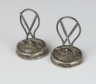 A pair of Edwardian silver menu holders in the form of crossed golf clubs, Birmingham 1906, 4.5cm 