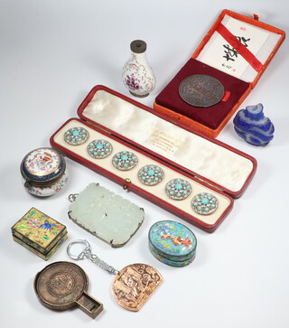 A Chinese carved green hardstone buckle, an enamelled box and minor items 