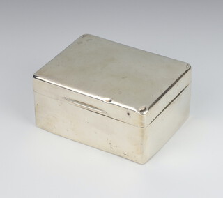 A rectangular silver cigarette box, London 1907, 11.5cm
