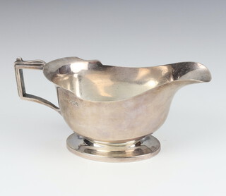 An Art Deco silver sauce boat with angular handle, Sheffield 1936, 158 grams 