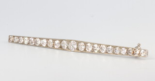 An Edwardian white metal graduated 21 stone diamond bar brooch, approx. 2.9ct, 72mm, 4 grams 