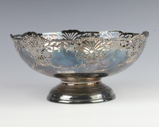 A circular pierced silver pedestal bowl on a circular spreading foot, Sheffield 1975, 514 grams 