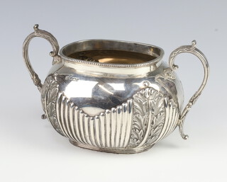 An Edwardian repousse silver 2 handled sugar bowl with acanthus decoration, Sheffield 1900, 446 grams 