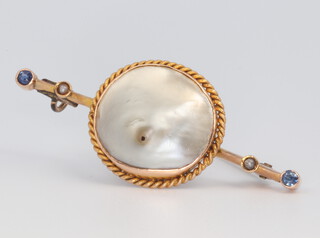 A yellow metal stamped 585 bar brooch with a baroque pearl, emeralds and diamonds 8 grams, ensuite to lots 165 & 166