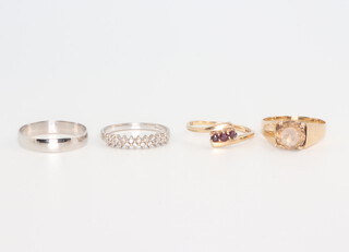 Two 9ct yellow gold gem set rings and two 9ct white gold ditto, 7.6 grams, sizes M, M, N and O 