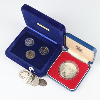 A 1979 Danbury Mint silver proof set of Isle of Man coins cased, a 1977 Silver Jubilee Crown and a small collection of silver coins 
