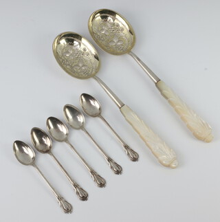 A pair of Victorian silver servers with mother of pearl handles Sheffield 1899 and 5 spoons, 56 grams 