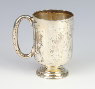 A silver mug of plain form, Sheffield 1926, 124 grams, 9cm