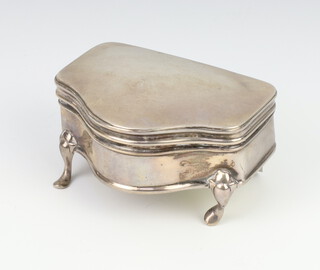A George V silver trinket box of serpentine form on pad feet Birmingham 1912, 7cm 