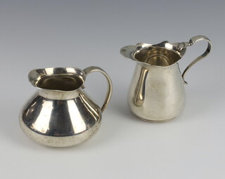 A Victorian silver cream jug with wavy border Birmingham 1900 together with a squat silver cream jug London 1915, 124 grams 
