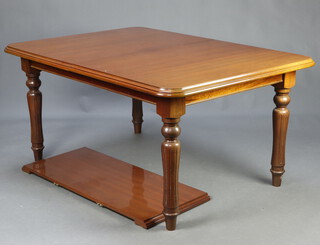 A Victorian style mahogany extending dining table raised on turned and fluted supports with 1 extra leaf 76cm h x 110cm w x 156 cm l x 204cm when extended 