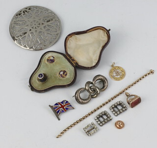 A Victorian gilt seal, a 14ct Chinese pendant, small gold chain and minor jewellery 