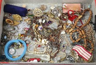 A bead snake bracelet and minor vintage jewellery 
