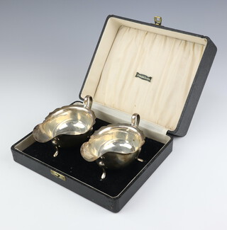 A pair of silver sauce boats with cut rims and pad feet Sheffield 1928, 206 grams, cased 