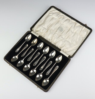 A cased set of 12 silver coffee spoons Sheffield 1931, 150 grams 