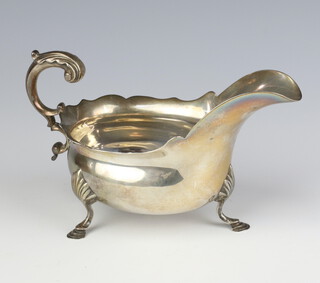 A Victorian silver sauce boat with pad feet and S scroll handle, London 1897, 268 grams 
