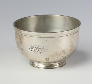 A silver pedestal bowl with engraved monogram, London 1968, 9cm, 138 grams 