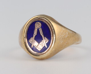 A 9ct yellow gold gentleman's enamelled swivel signet ring, size T, 4 grams 