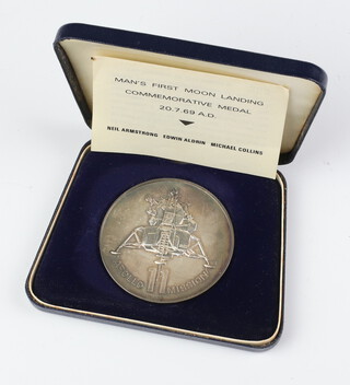 A limited edition Man's First Landing on The Moon silver commemorative medallion no. 253 of 2500, cased, Birmingham 1969 71 grams 