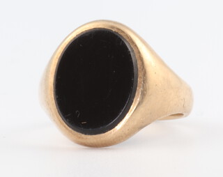 A gentleman's 9ct yellow gold onyx signet ring size P 1/2, 5.6 grams