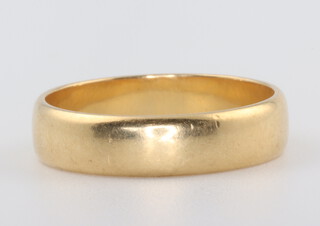 An 18ct yellow gold wedding band size Q 4.5 grams 