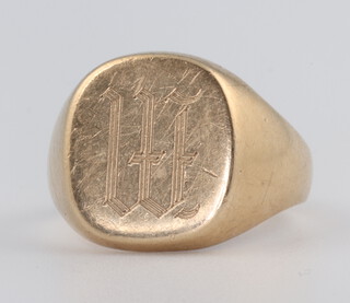 A gentleman's 9ct yellow gold engraved signet ring, initialled M, 10 grams, size M 