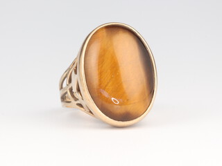 A 9ct yellow gold tiger's eye ring 9.9 grams, size T 