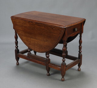 An 18th Century oval drop flap gateleg dining table fitted a drawer, raised on turned supports 69cm h x 90cm w x 44cm d 