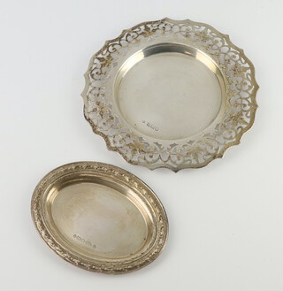 An Edwardian pierced silver dish London 1902 and an oval ditto, 130 grams 