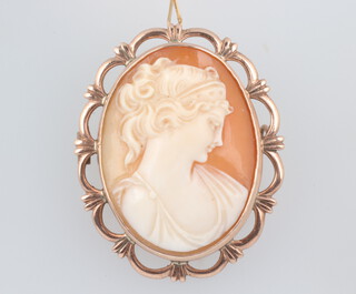 A 9ct yellow gold cameo brooch 4cm x 3.5cm, 11 grams