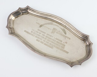 A shaped silver pen tray with engraved inscription, Birmingham 1993, 168 grams, 21cm 