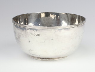 An Edwardian silver bowl Sheffield 1900, 146 grams, 13cm 
