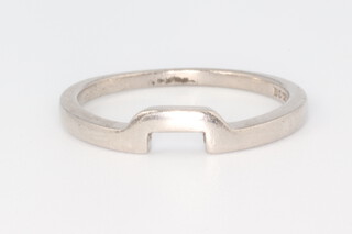 A platinum shaped wedding band 1.9 grams, size M 