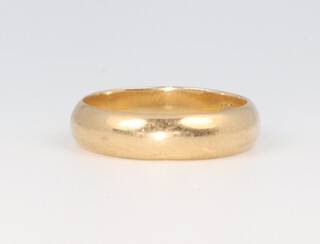 A yellow metal 18ct wedding band, 5.2 grams, size O 