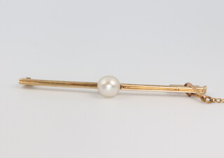 A yellow metal cultured pearl bar brooch 3.6 grams, 50mm