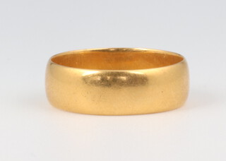 A 22ct yellow gold wedding band 5.6 grams, size P 