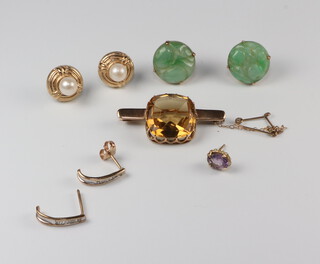 A yellow metal citrine brooch, a pair of 9ct hardstone ear studs, a pair of cultured pearl ditto and a pair of yellow metal half hoop earrings 