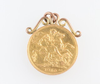 A sovereign 1910 with a yellow metal attached mount 